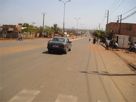 Dans les nouveaux quartiers périphériques de Bamako, les avenues sont plus larges qu’au centre-ville.