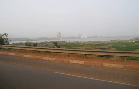 Voici enfin le fleuve Niger. Il faut le traverser pour se rendre dans le centre de la capitale.