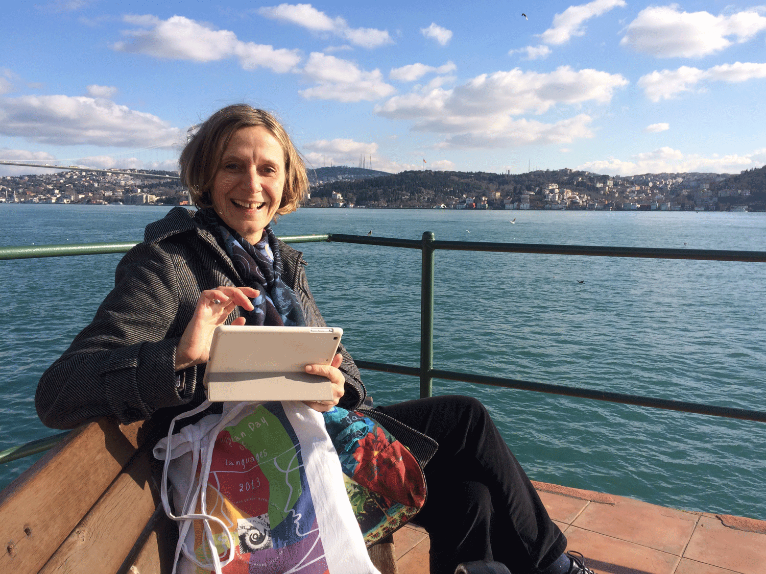 Maryse Pechoux consulte ses mails sur une des terrasses de l’université Galatasaray, face au Bosphore
