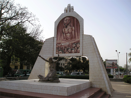 En quittant le centre-ville on passe devant le monument aux martyrs du 22 mars 1991, date de la chute de la dictature de Moussa Traoré.