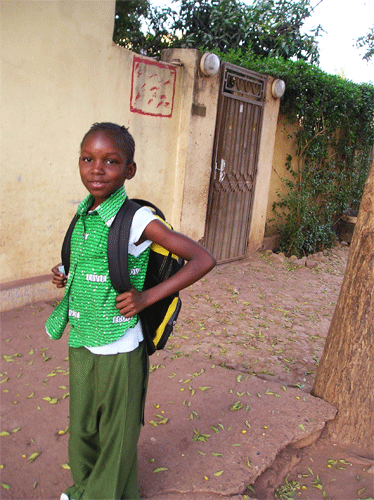 Assan est inscrite dans une école privée ; elle porte donc un uniforme.
