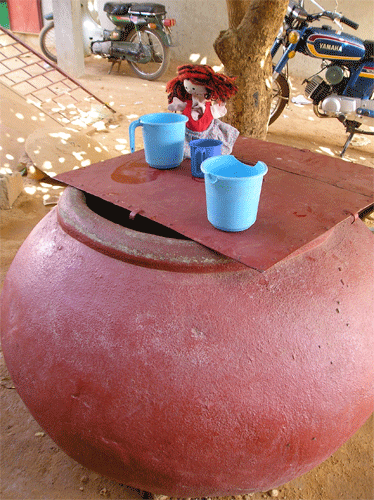 Il fait très chaud. Mika a soif. Mais Sidi lui déconseille de boire l’eau bue par les élèves. Mika risque d’être malade.