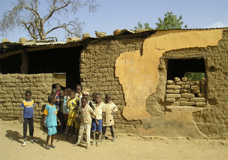 L’ancienne école du village. En attendant que toutes les nouvelles classes soient construites, les cours continuent. 