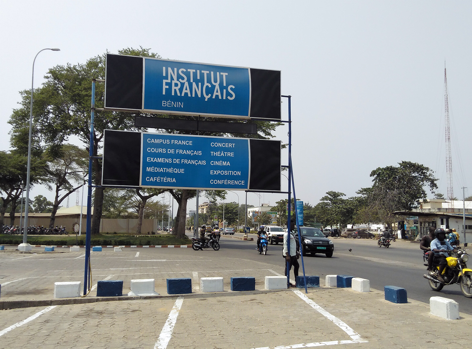 L’institut français à Cotonou est situé sur l’avenue Jean Paul II, juste à côté de la Présidence de la République du Bénin. 