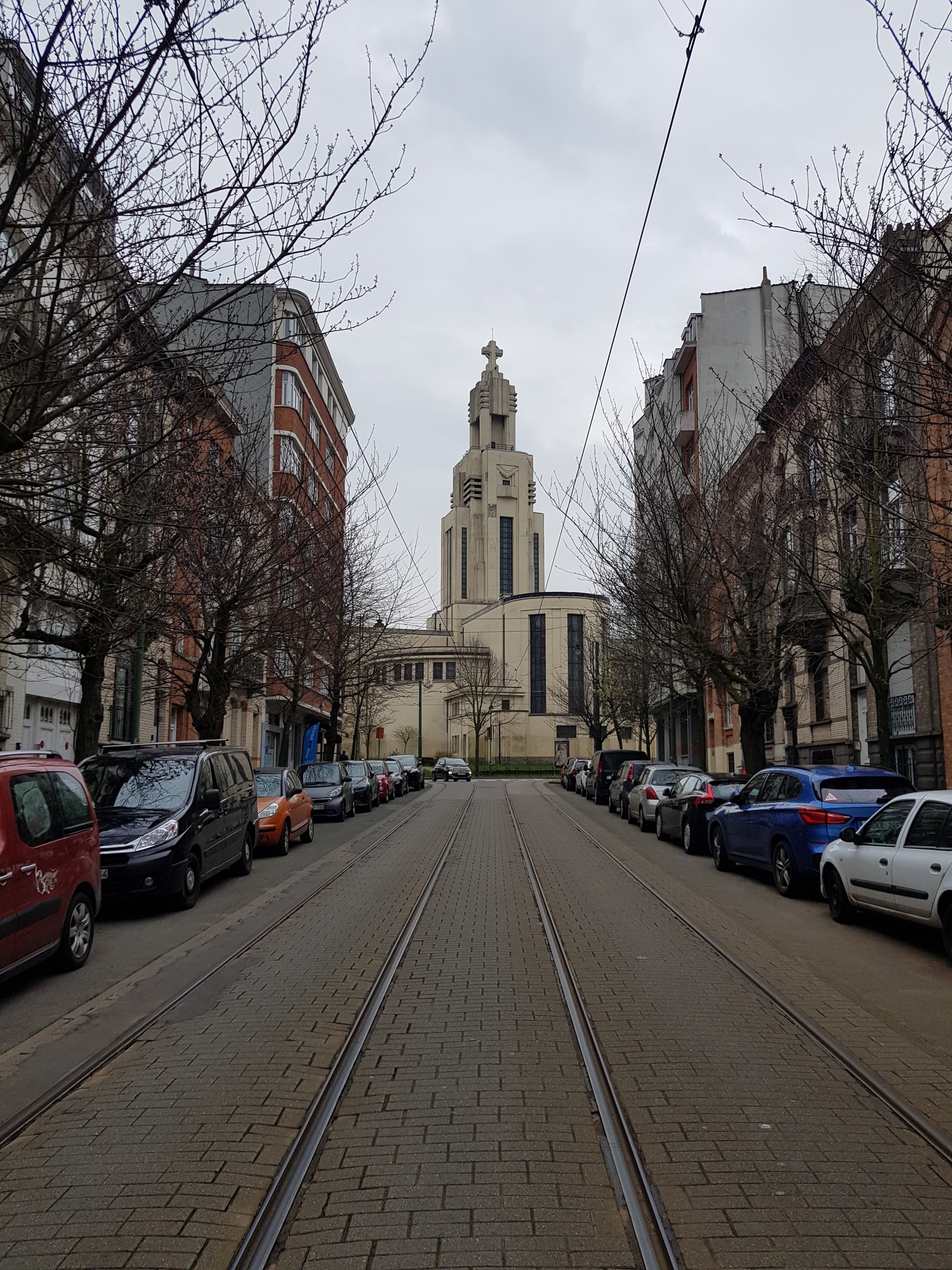 La place de l’Altitude cent, le point culminant de Bruxelles, dans le quartier de Forest où je loge. Au sol, on aperçoit les rails du tramway de la ligne 51.