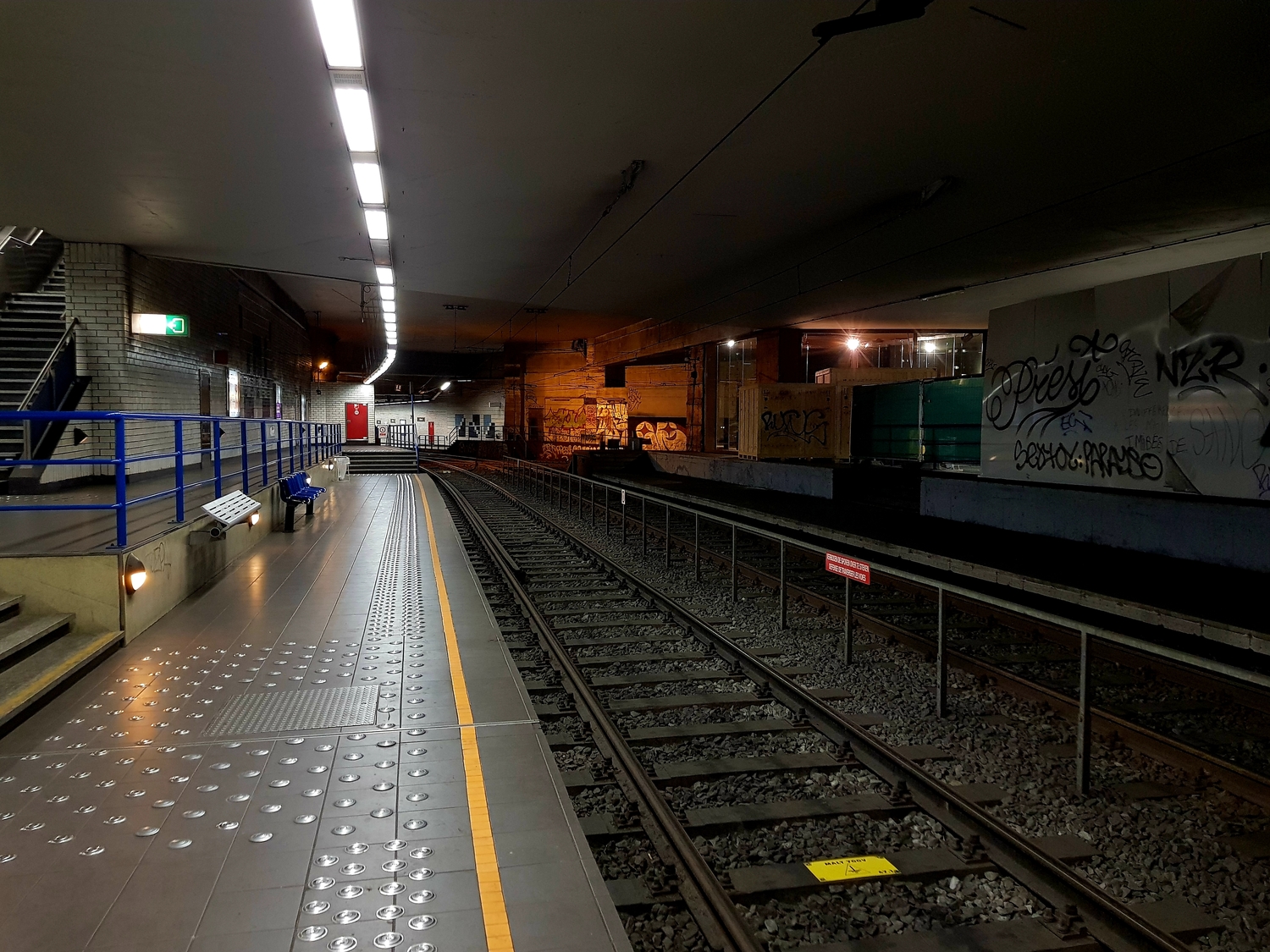 Seul dans la gare Albert à Bruxelles, j’attends le train pour aller à la célèbre Gare du Midi. 