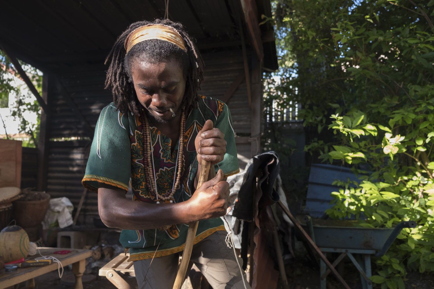 Jean-Pierre dans son jardin répare un bobre (bob en créole), un instrument à corde, avec une calebasse pour caisse de résonnance. Le bobre est un instrument typique du Maloya. Avec le kayamb, et le roulèr, ils sont les trois instruments de base du Maloya.