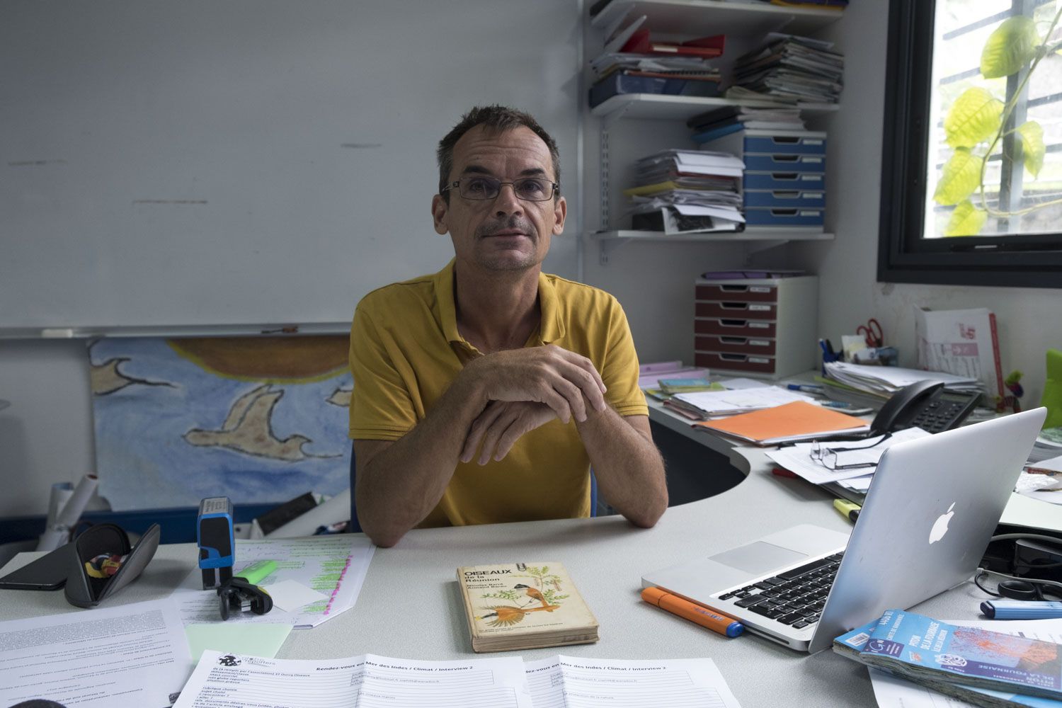 Matthieu LE CORRE est professeur à l’université de la Réunion, Directeur adjoint du laboratoire Entropie et Directeur du Master Biodiversité des Ecosystèmes Tropicaux.