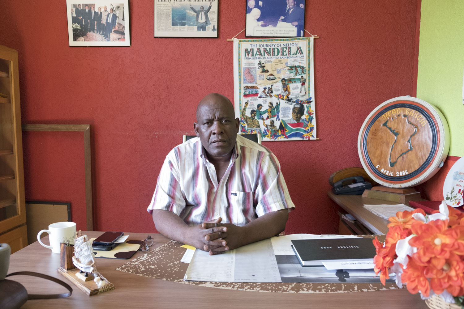 Olivier BANCOULT, à son bureau au siège du Groupe réfugiés Chagos à Pointe Aux Sables, au sud de Port-Louis.