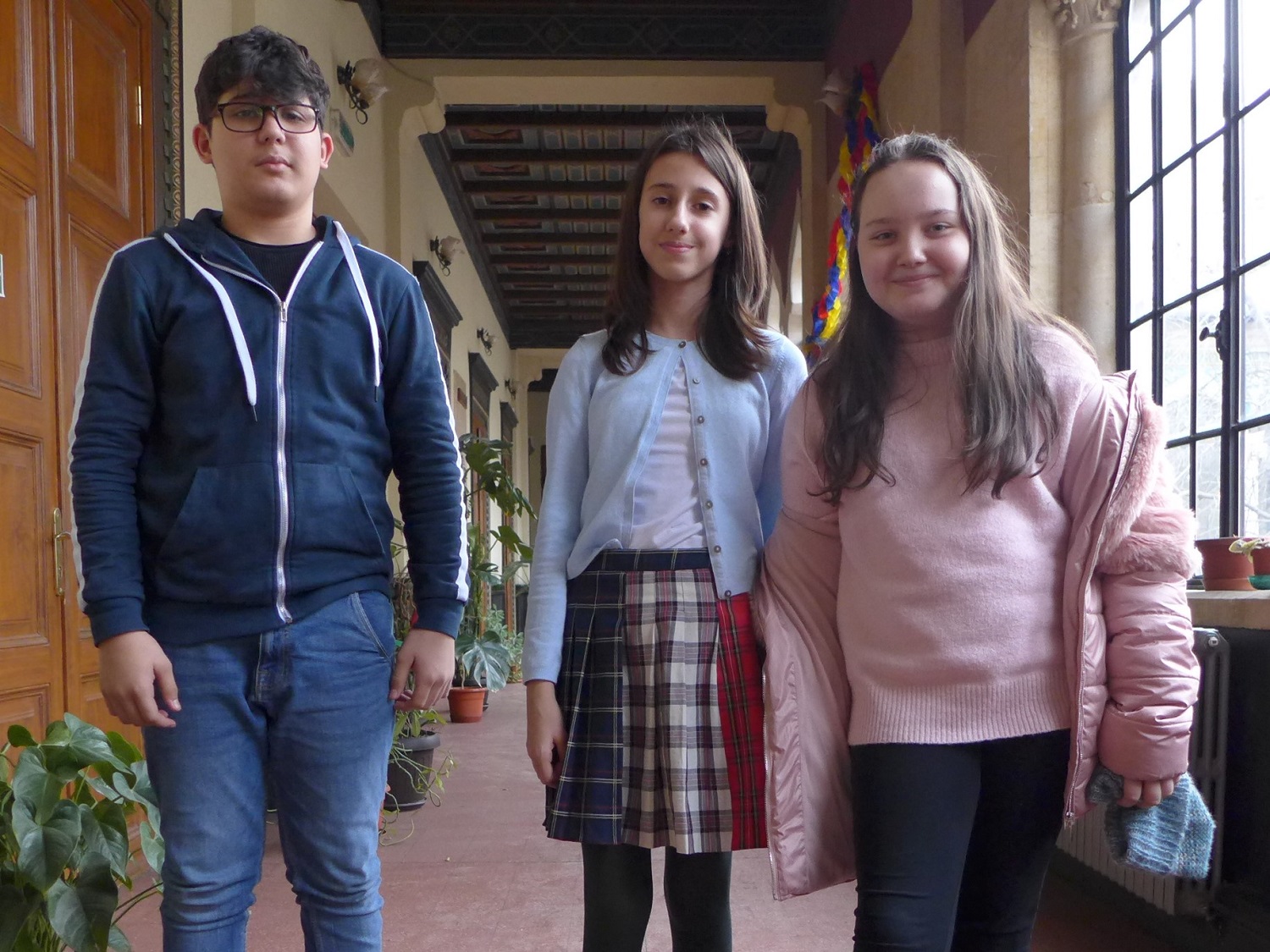 De gauche à droite : Luca, Karina et Ilinca, élèves en classe de 6e à l’Ecole centrale.