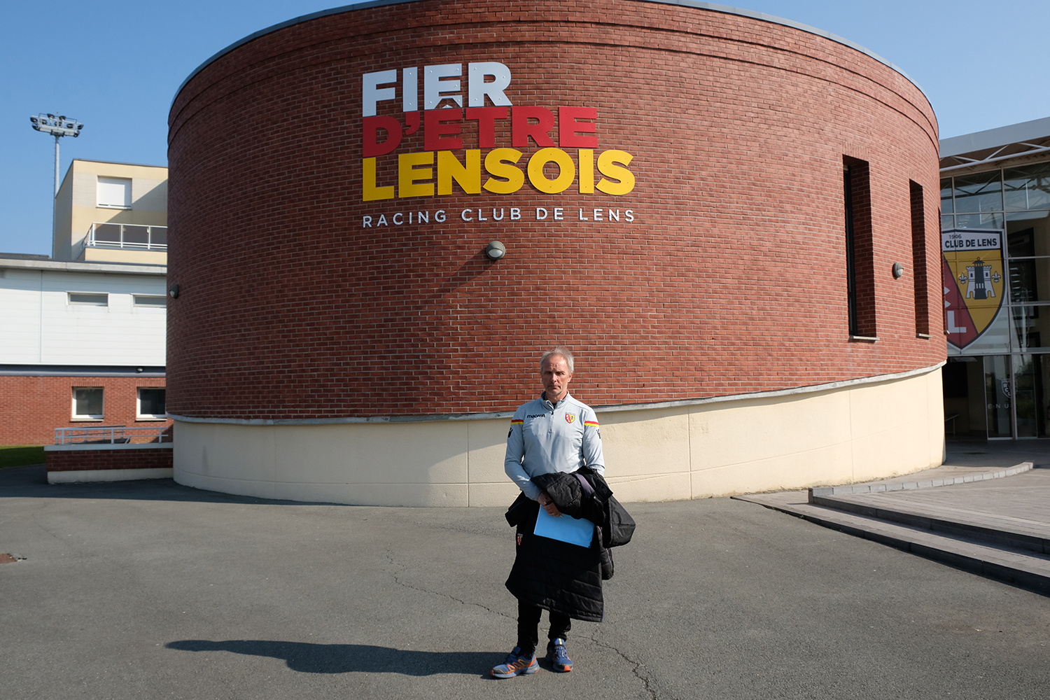 Thierry DELVALLET devant l’entrée de la Gaillette, le centre technique et sportif du RC Lens, là où sont formés les joueurs lensois.