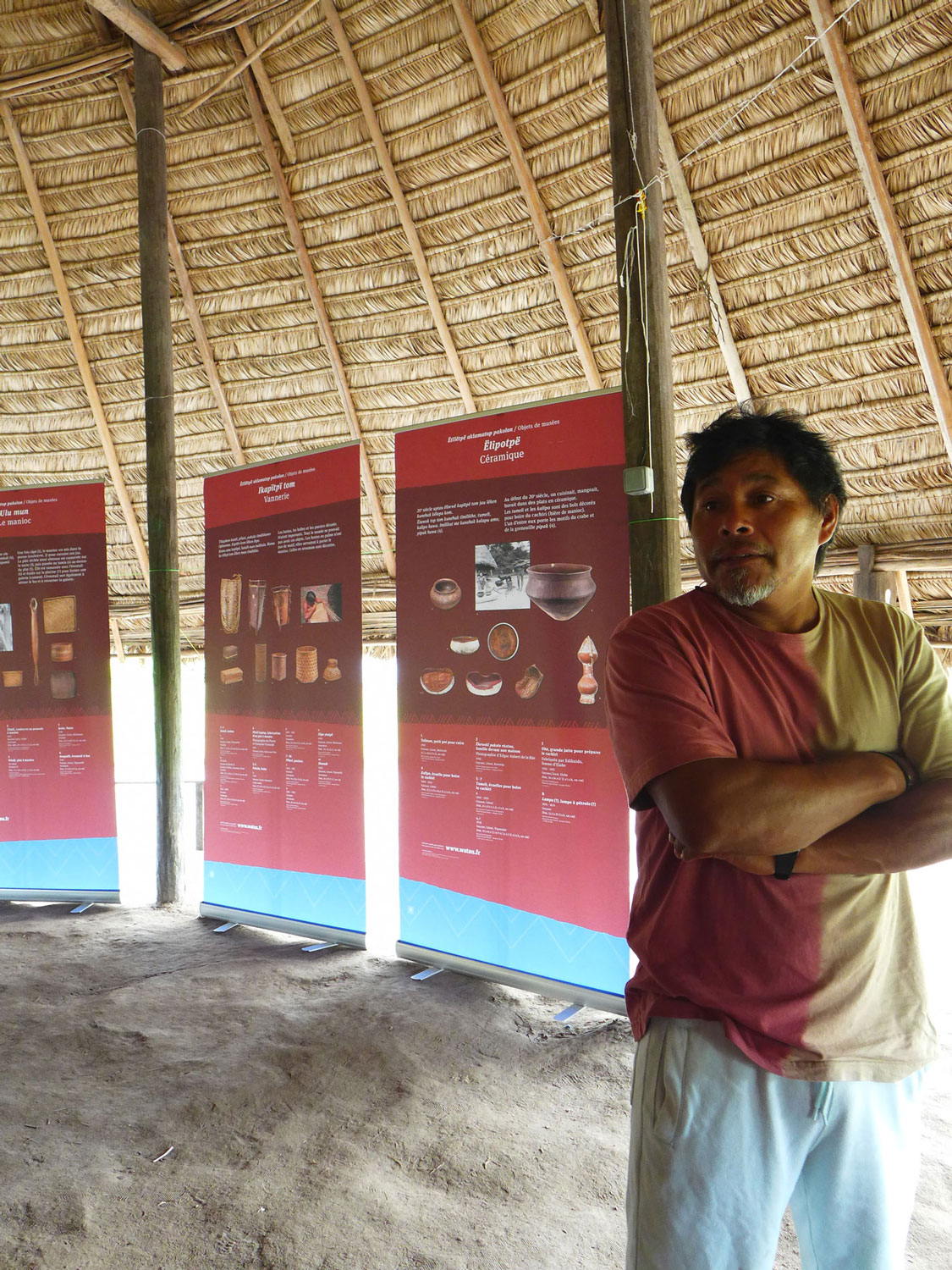 Aluke visite l’exposition itinérante SAWA installée dans le tukusipan de Taluen. 