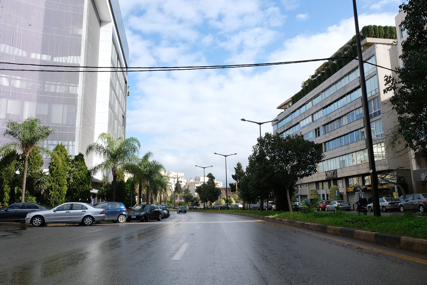 Le boulevard Sami El Solh déborde d’habitude de voitures, taxis, et deux-roues. En tant que piéton, il est difficile, voire dangereux de traverser. Durant le confinement, il est désormais possible de s’accroupir eu milieu de la route pour prendre une photo … © Globe Reporters
