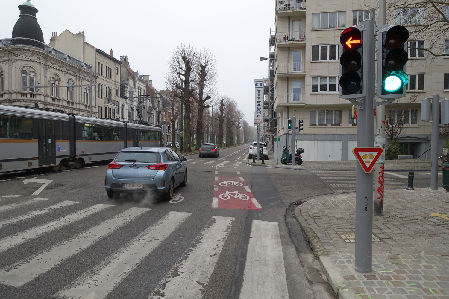 Ciel bas et grisaille sur Bruxelles en cette journée d’hiver. C’est en vélo que notre correspondant en Belgique se rend à l’interview © Globe Reporters