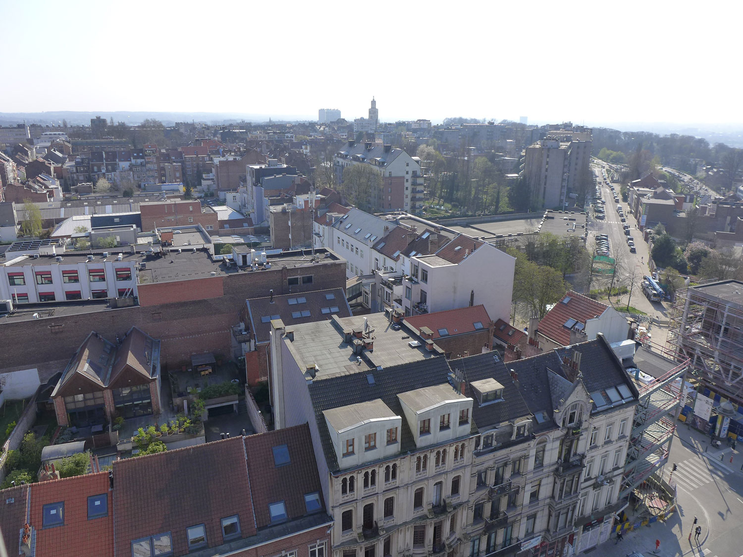 À Bruxelles, notre envoyé spécial est logé dans un appartement avec un magnifique panorama. En se tournant vers le sud, on observe le clocher l’Altitude 100, le point le plus élevé de la ville.