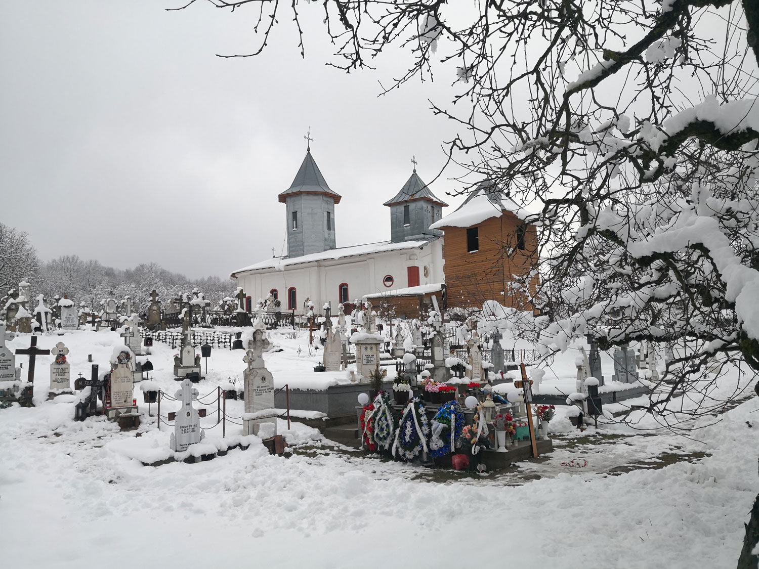 Une jolie église sous la neige dans la campagne avant d’arriver à Mioveni © Globe Reporters