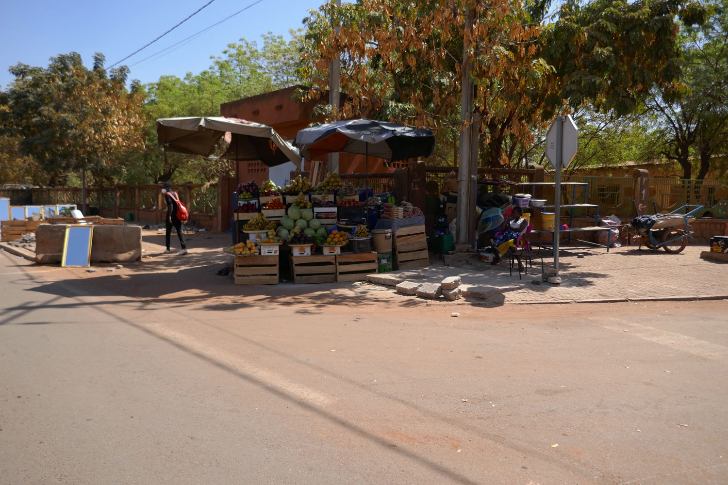 À Ouagadougou, le vent l’harmattan dépose sa poussière et habille la ville en rouge. A chaque coin des grandes avenues, des commerces sont établis à l’ombres des grands arbres © Globe Reporters