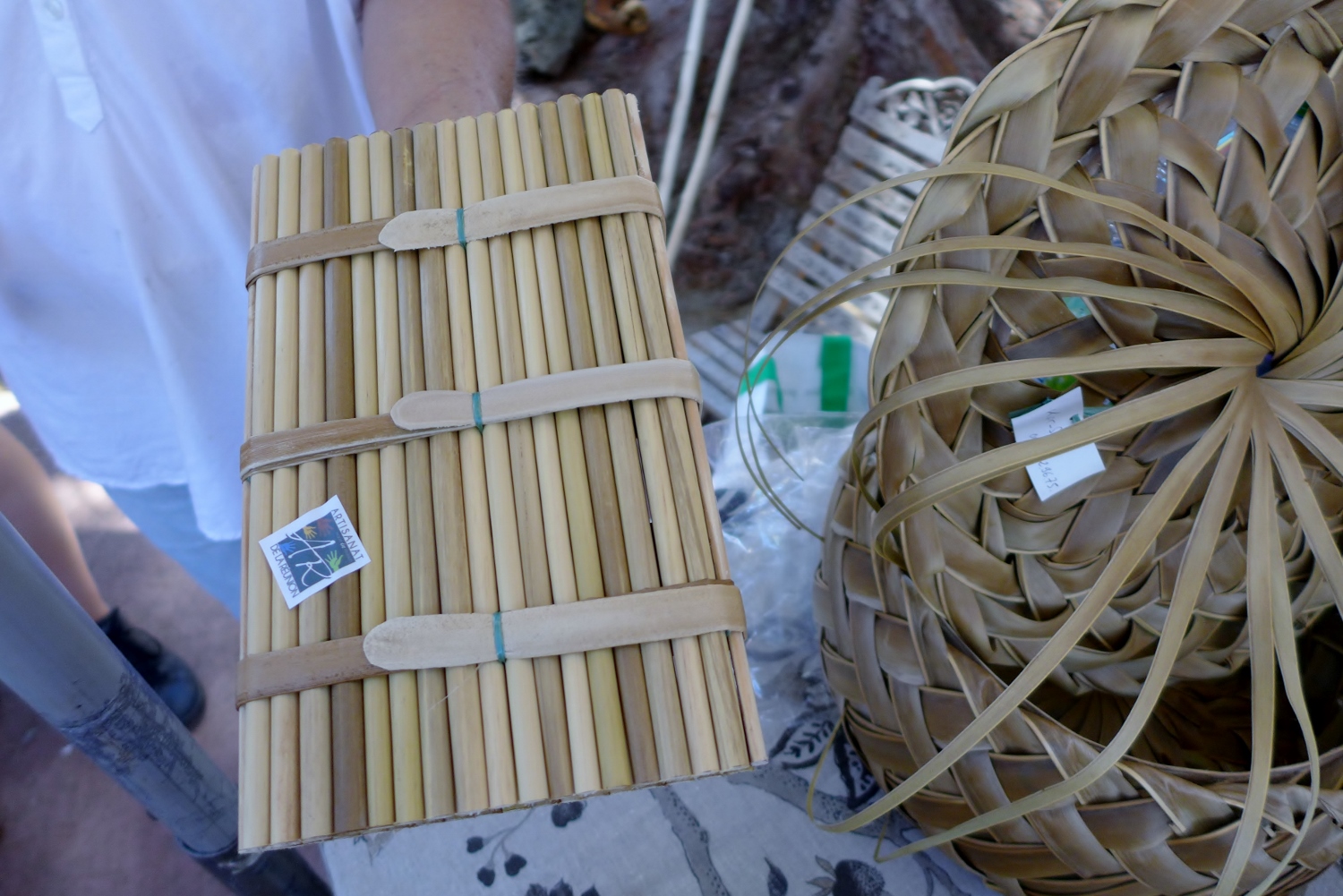 Le Kayamb est un instrument de musique traditionnel du Maloya, une musique traditionnelle de l’île de la Réunion. C’est le mari d’Anne qui les fabrique artisanalement. 