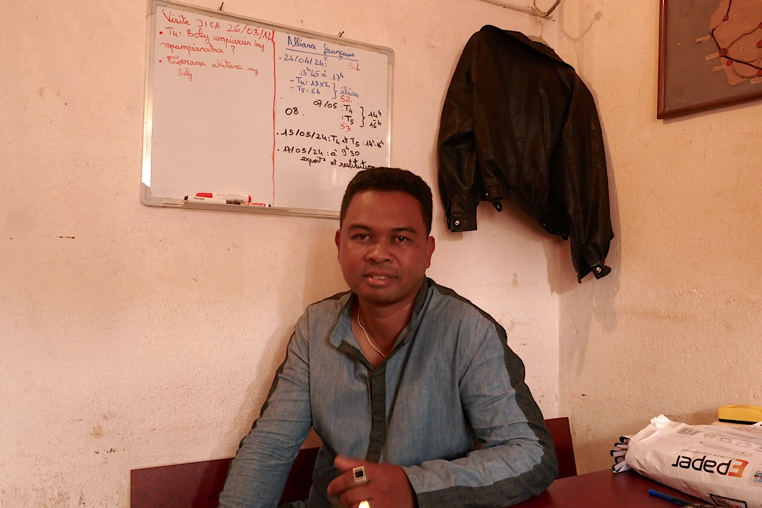 Portrait de Njatovola ANDRIANALIVELO, chef de Division de la formation administrative et pédagogique au Centre de la Circonscription scolaire (CISCO) de Tanà-ville © Globe Reporters