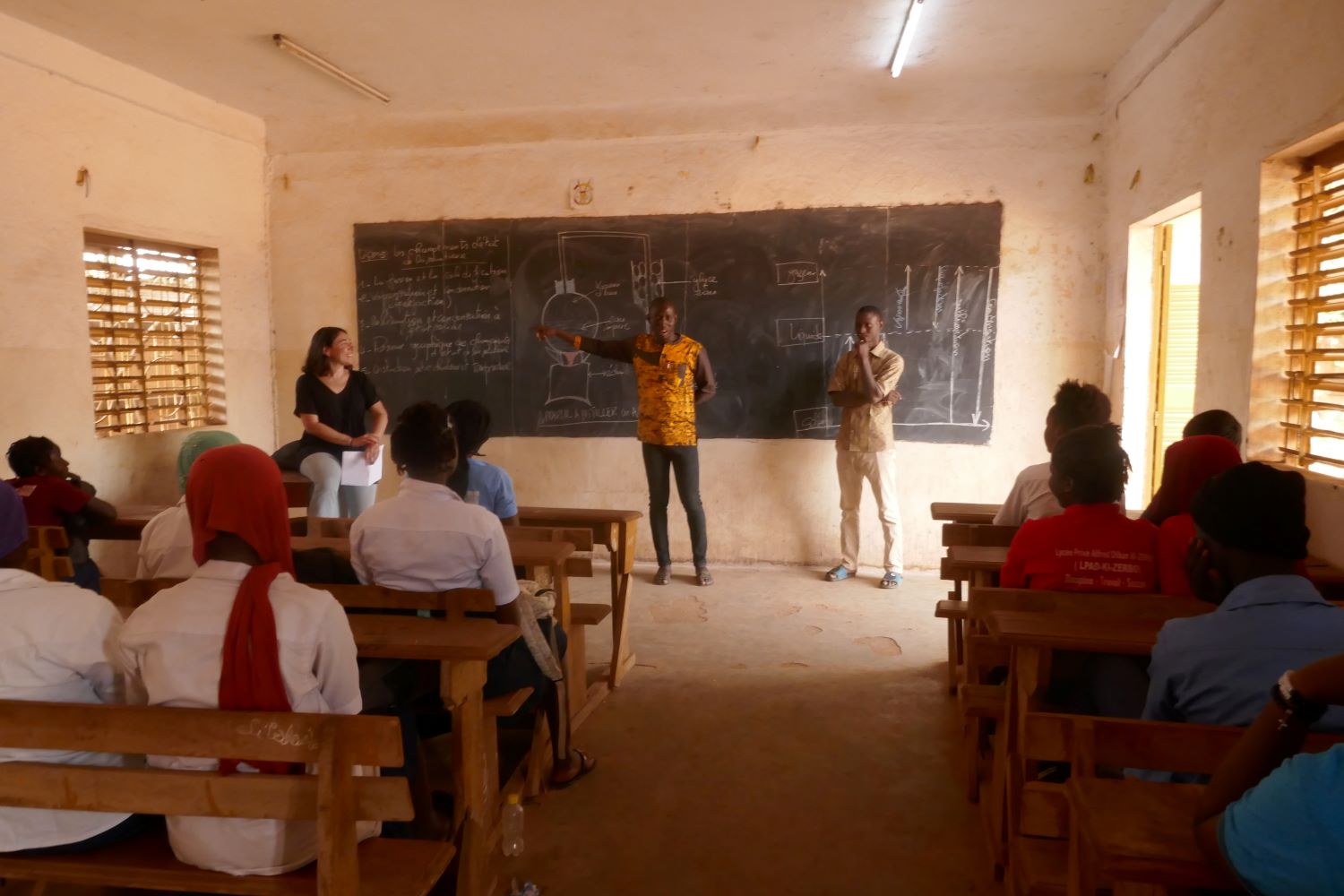Le directeur du Lycée Alfred Diban KI-ZERBO, Moumouni NIKIEMA, et Tatiana MIRALLES, expliquent aux élèves le projet Globe Reporters © Globe Reporters/Zabda