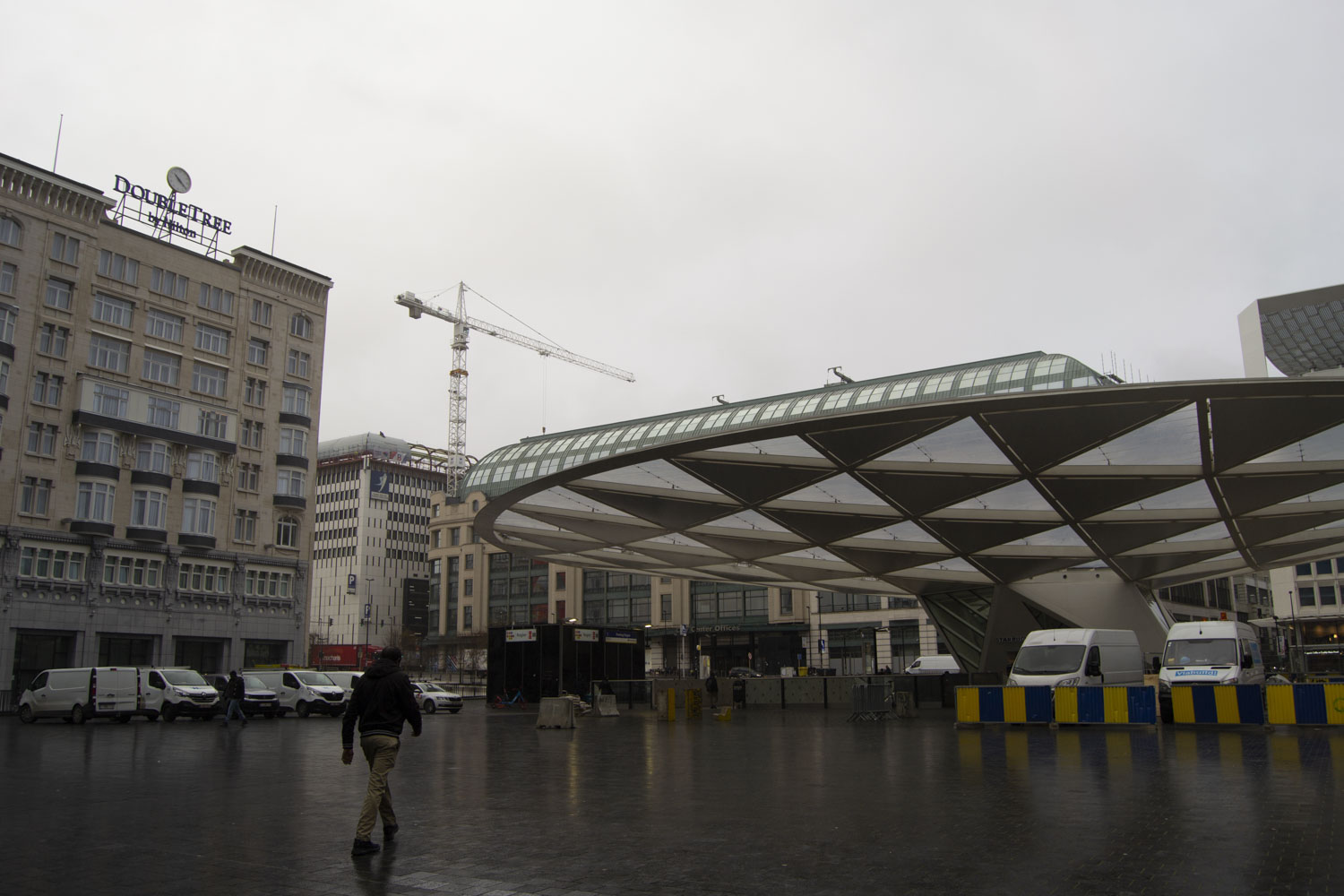 Départ du centre-ville de Bruxelles dans la grisaille © Globe Reporters