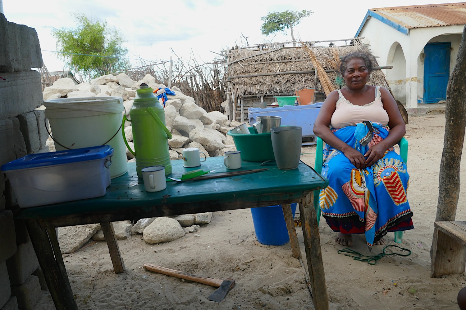 Marie-Madeleine est propriétaire d’une gargote dans le village d’Ambola. Elle répond aux questions des globe-reporters © Globe Reporters