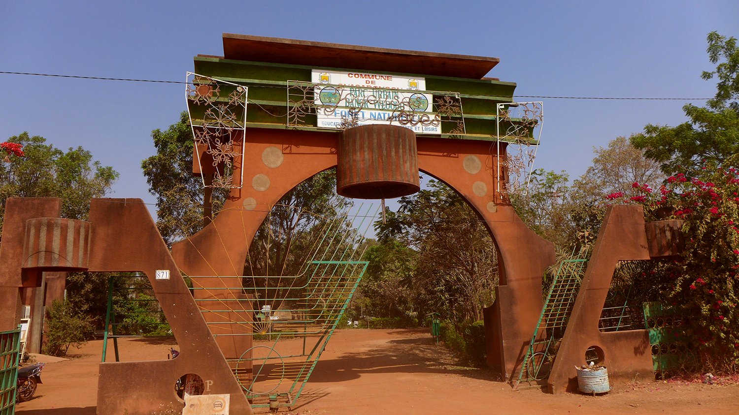 L’entrée au grand Parc Wangr Weoogo débouche sur une avenue de Ouagadougou, en plein centre-ville. 