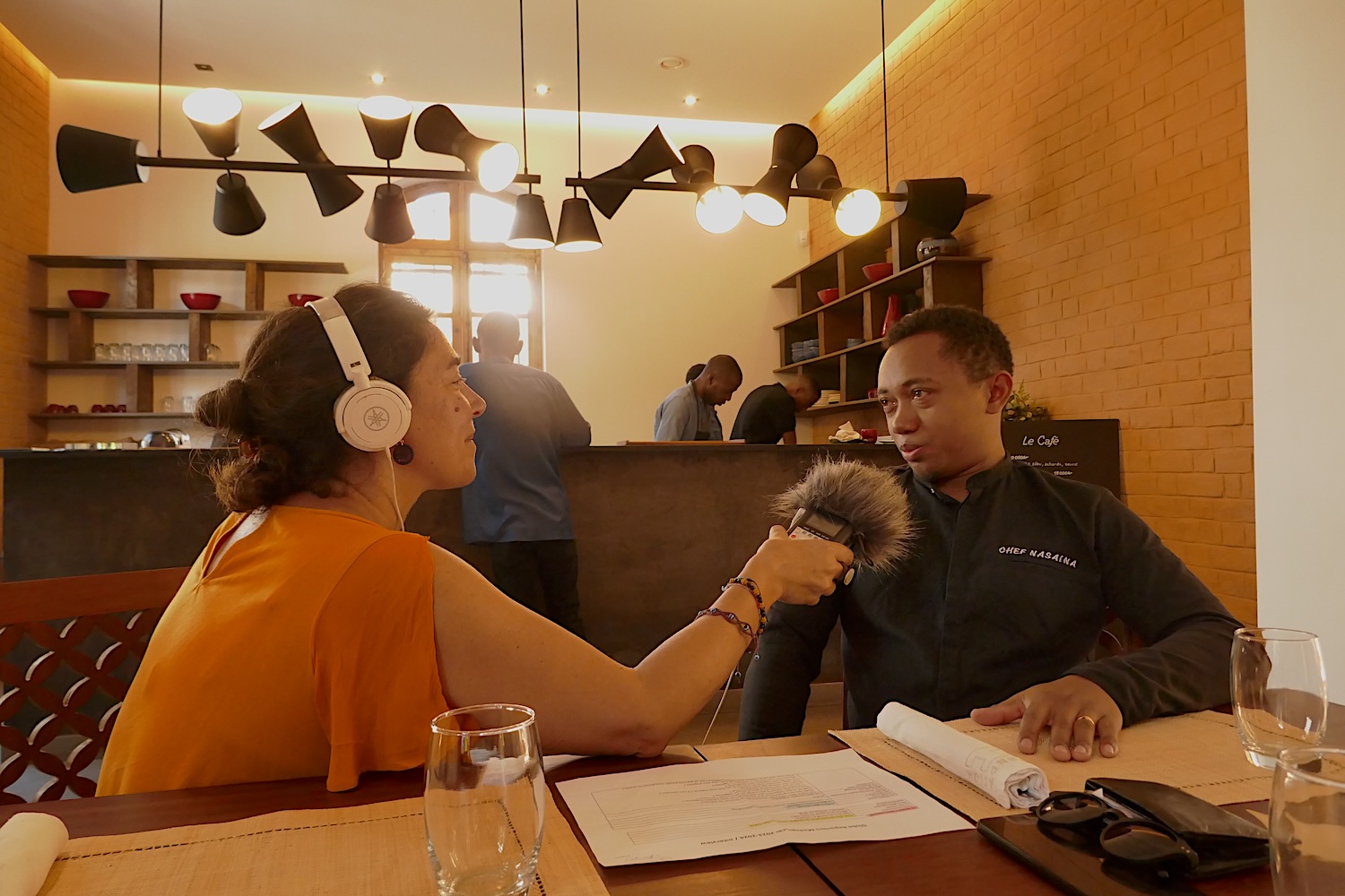 Le chef de cuisine Nasaina Fanendry RAMAHAFENOSOA et Tatiana lors de l’interview au restaurant du centre d’art moderne Fondation H © Globe Reporters