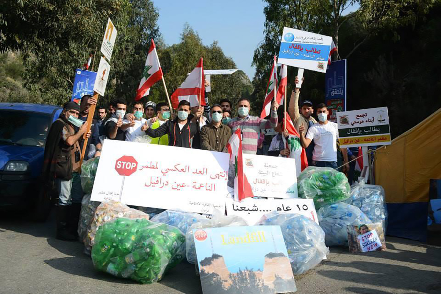 Le 17 janvier 2014, Paul ABI RACHED et d’autres militants écologistes déposent des sacs d’ordures sur la route afin de protester contre la décharge de Naahmé, ville côtière du Liban, située dans le district du CHOUF ©Paul ABI RACHED