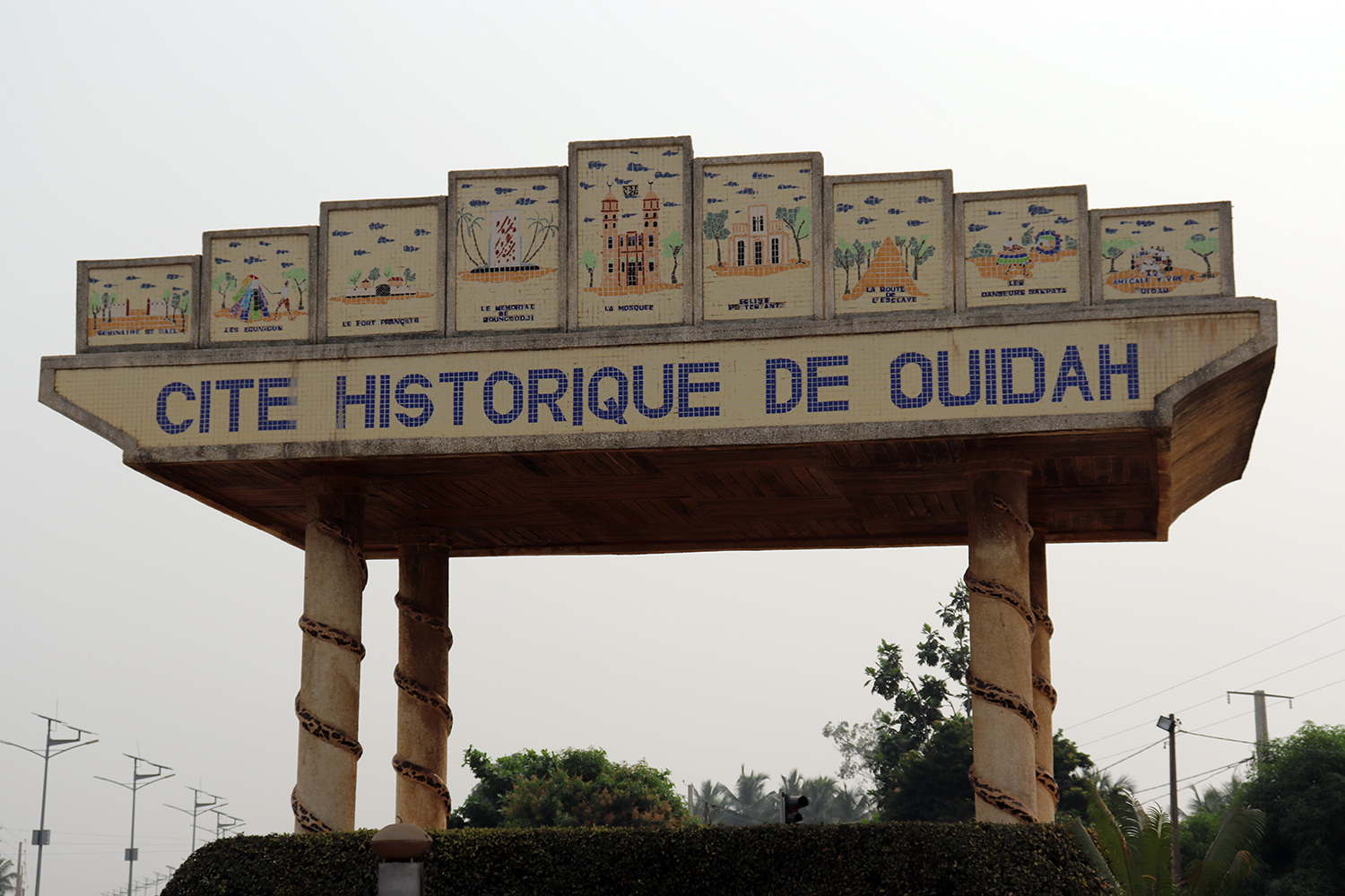 Ce monument avec ses pythons sacrés enroulés dans les colonnes trône à l’entrée de la ville de Ouidah