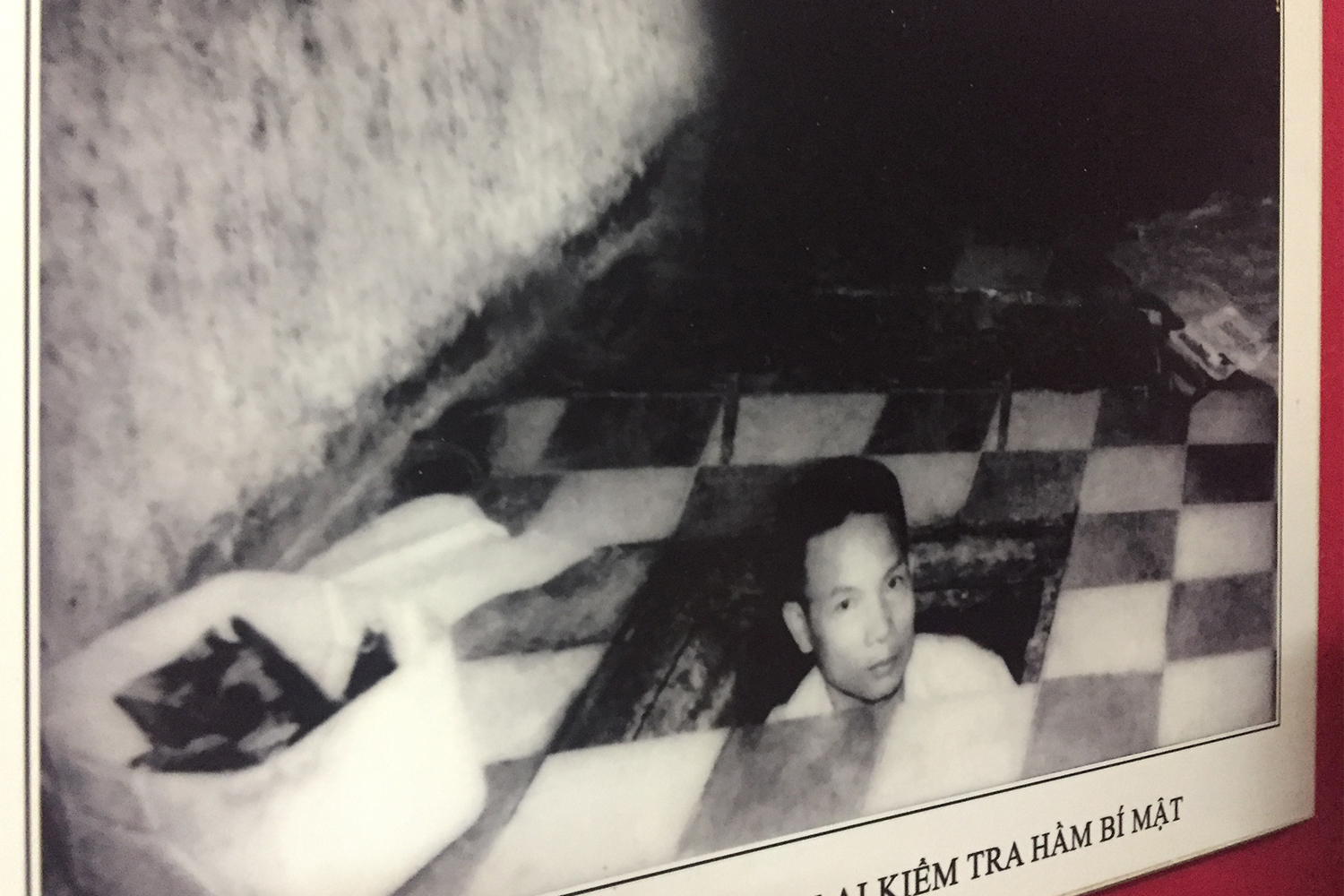 Tran Van Lai dans sa cachette, où il cachait des armes pendant la guerre du Vietnam contre les Américains. 