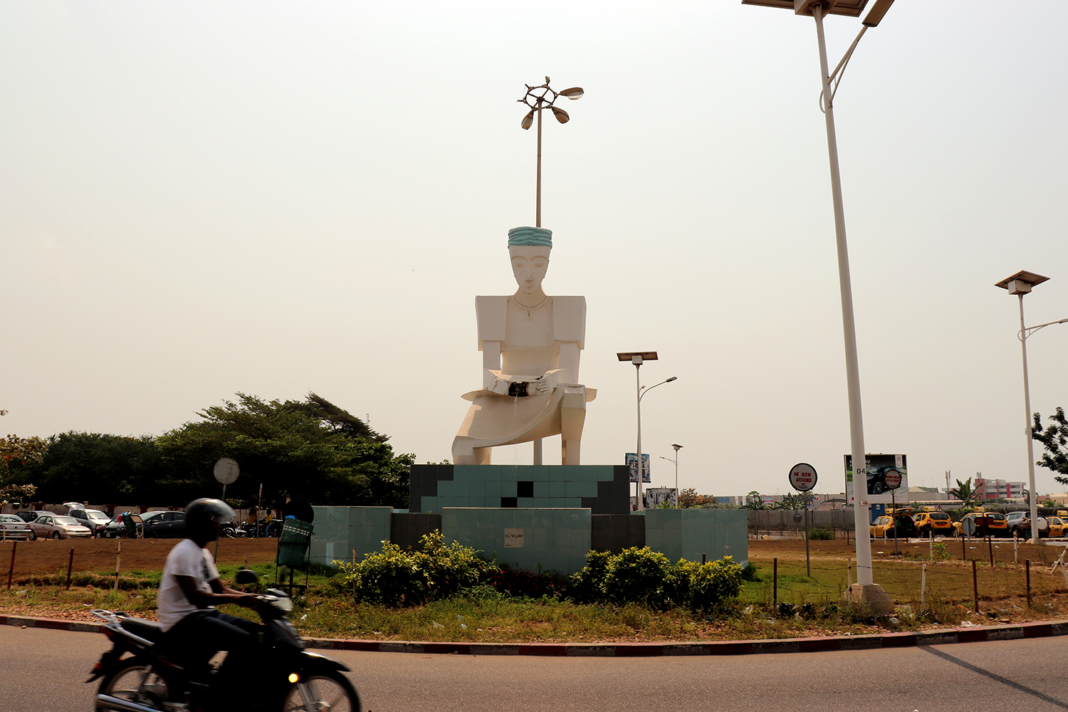 La place Kwabo, à la sortie de l’aéroport de Cotonou, souhaite la bienvenue aux voyageurs.
