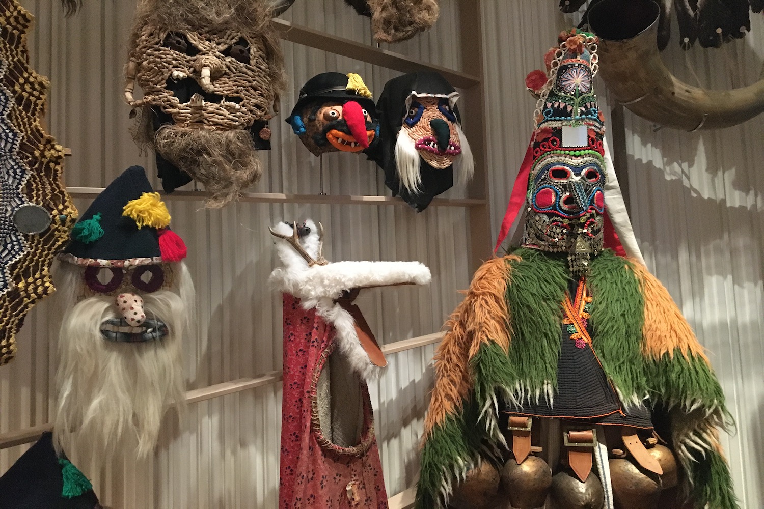 Les vitrines de la galerie du musée de l’Homme présentent également d’anciens habits traditionnels @ Globe Reporters