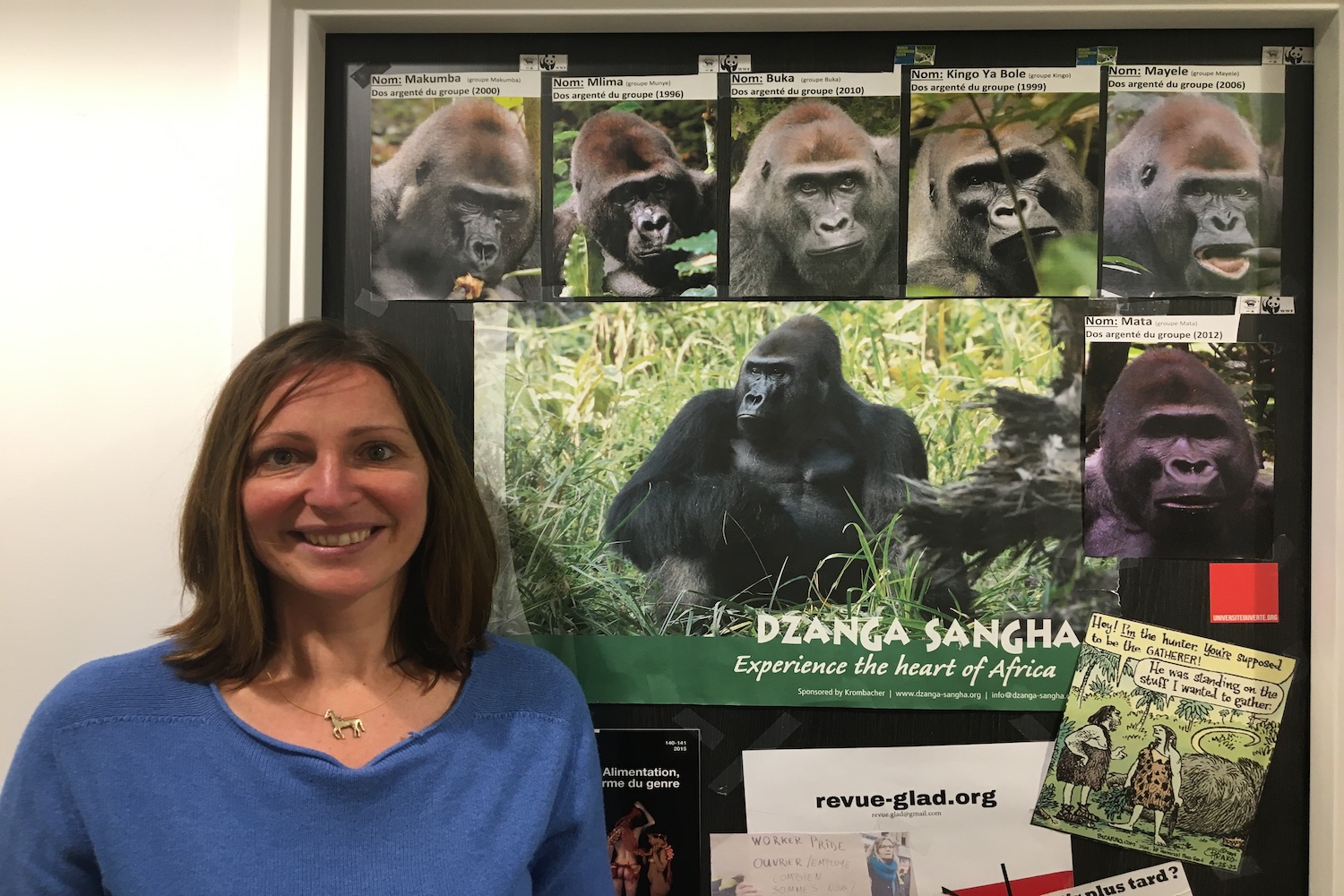03.. Shelly Masi pose devant les photos des singes qu’elle étudie dans leur milieu naturel © Globe Reporters