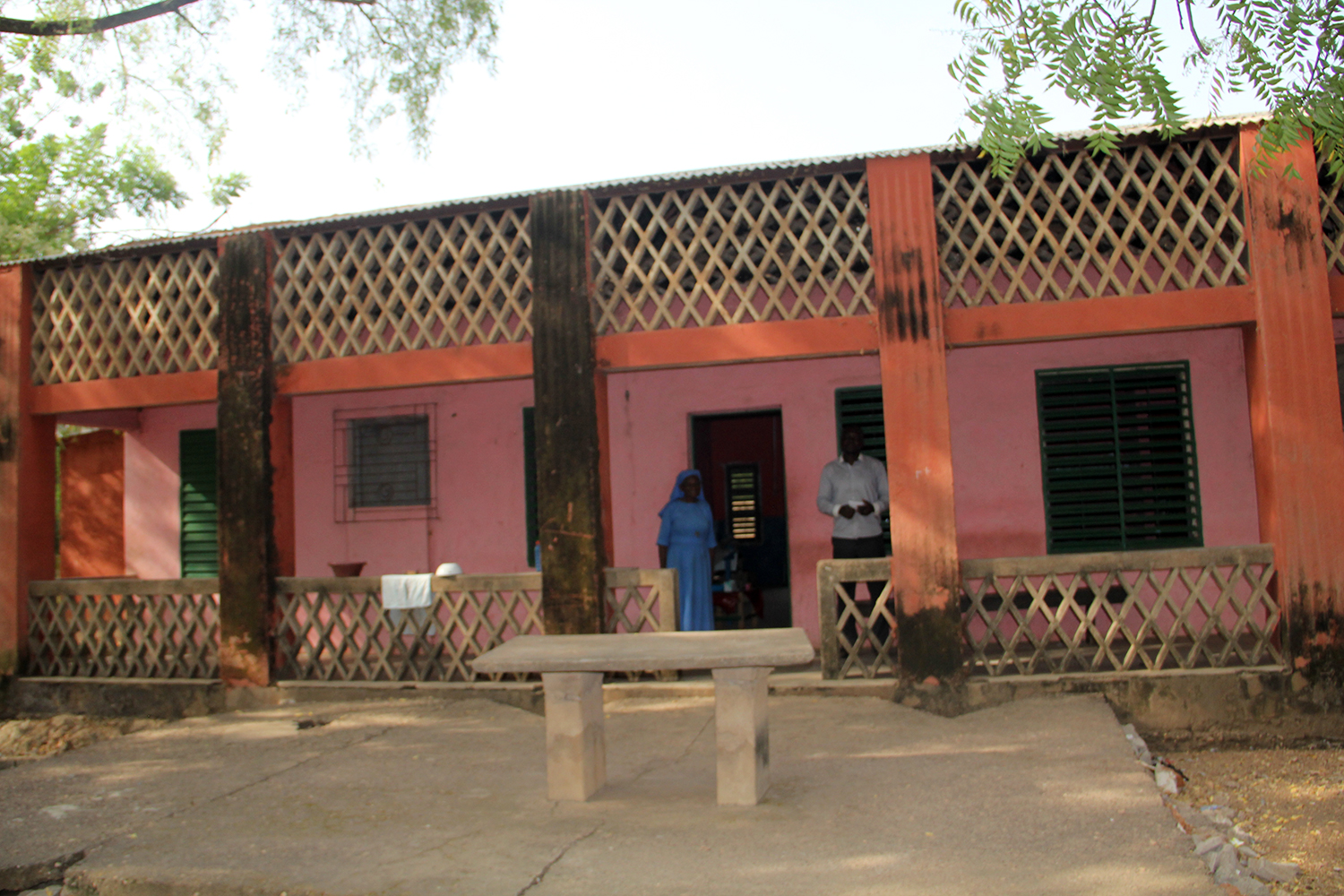 La clinique tenue par les soeurs est le premier endroit où viennent femmes et enfants malades à Niego car elle est complètement gratuite. 