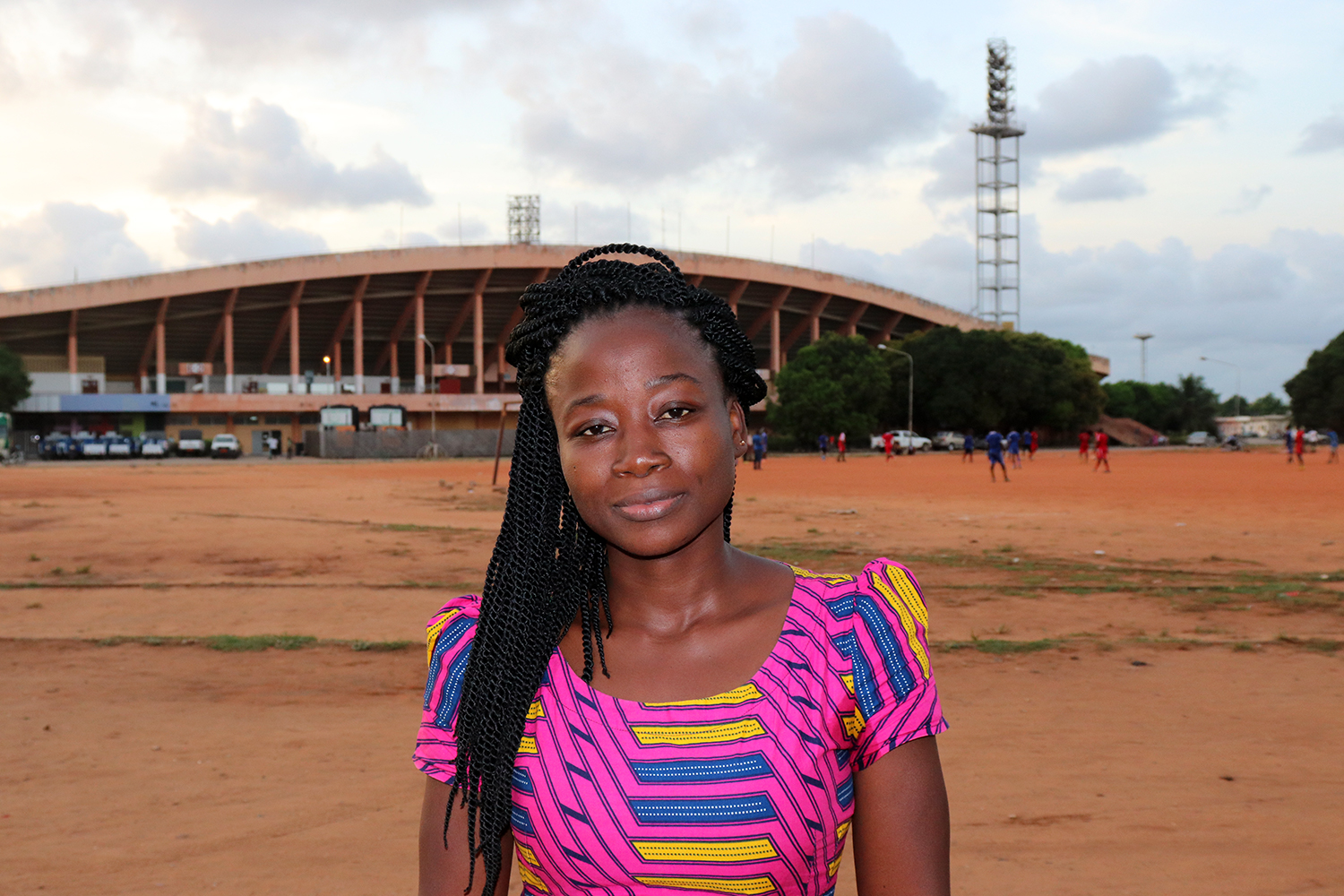 Christelle ADJANDHOUN rencontre notre envoyée spéciale devant le Stade de l’amitié de Cotonou.