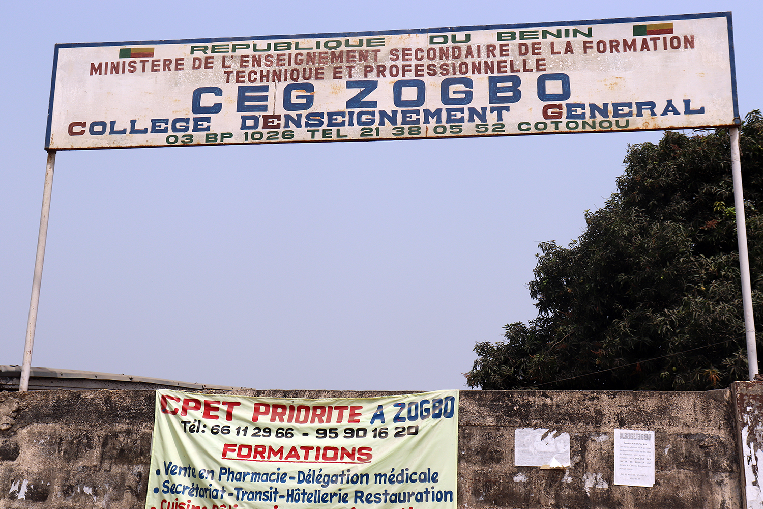 Entrée principale du Collège d’enseignement général Zogbo.