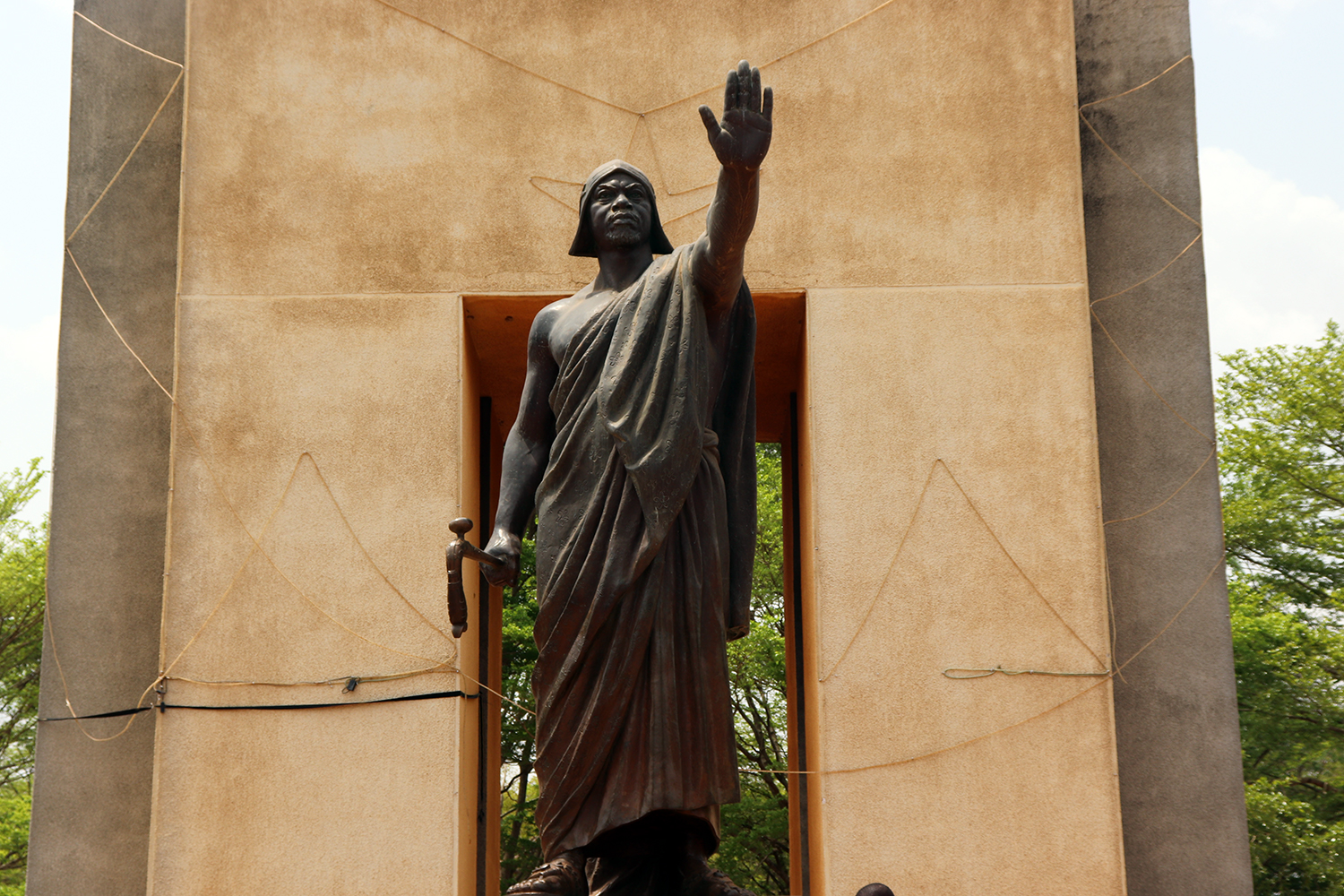 La statue du roi BEHANZIN à Abomey. 