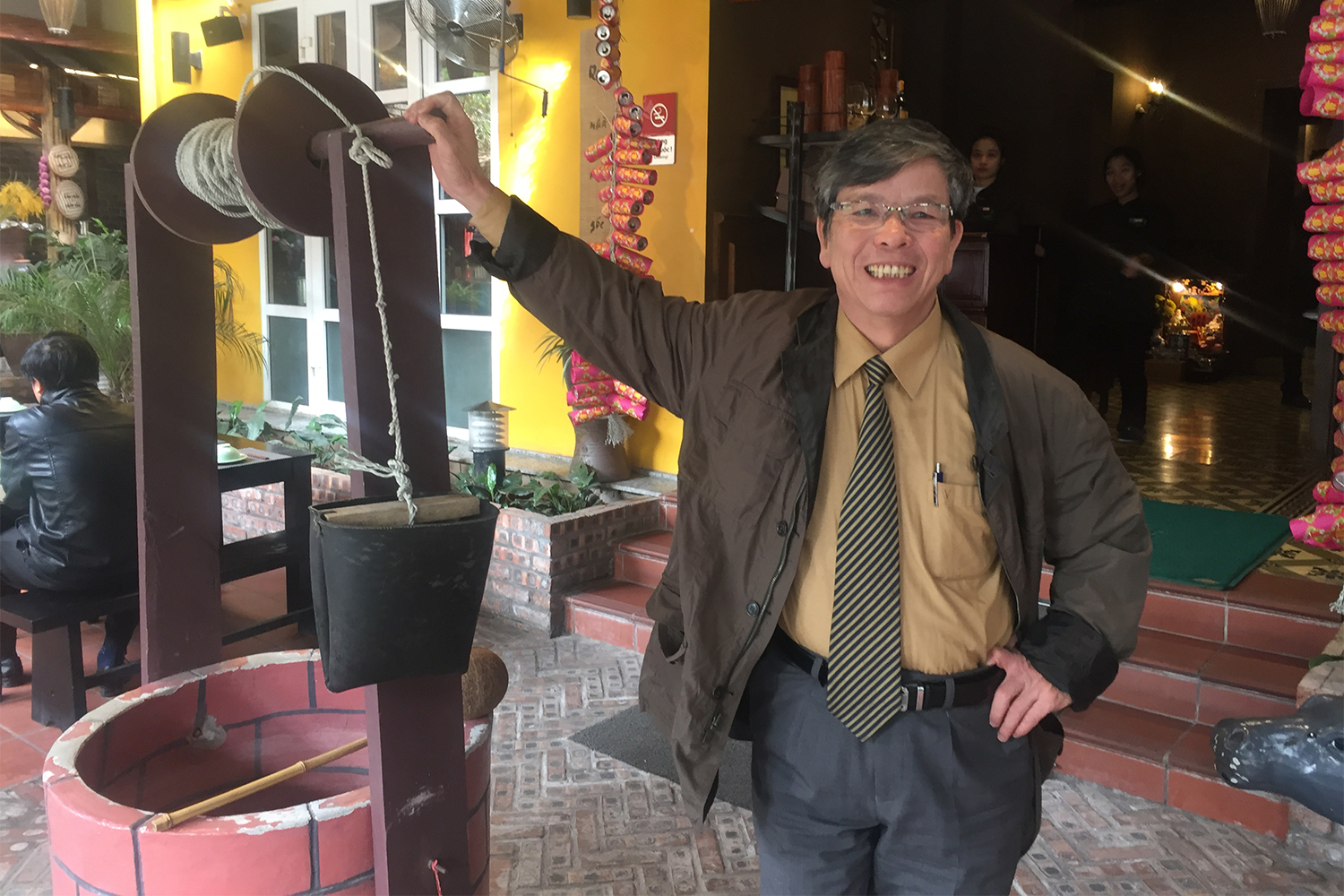 Le Dr Bang Nguyen a fait ses études en France. Il nous donne rendez-vous au restaurant Cho Quê, à Hanoi. 