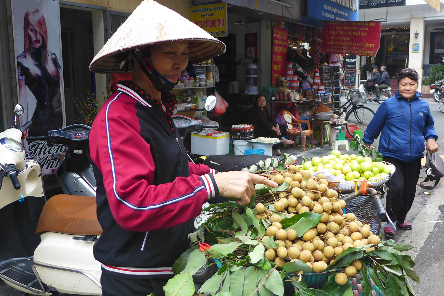 Huong, marchande de fruits et de légumes rencontrée dans les rues d’Hanoi.