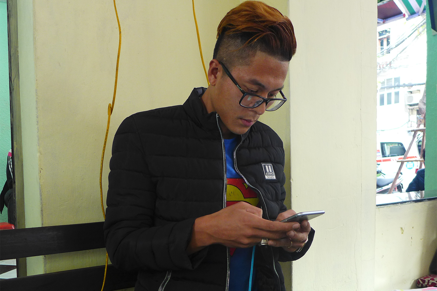 Bui Van Luan a 28 ans, et il passe beaucoup de temps sur son smartphone et sa tablette !