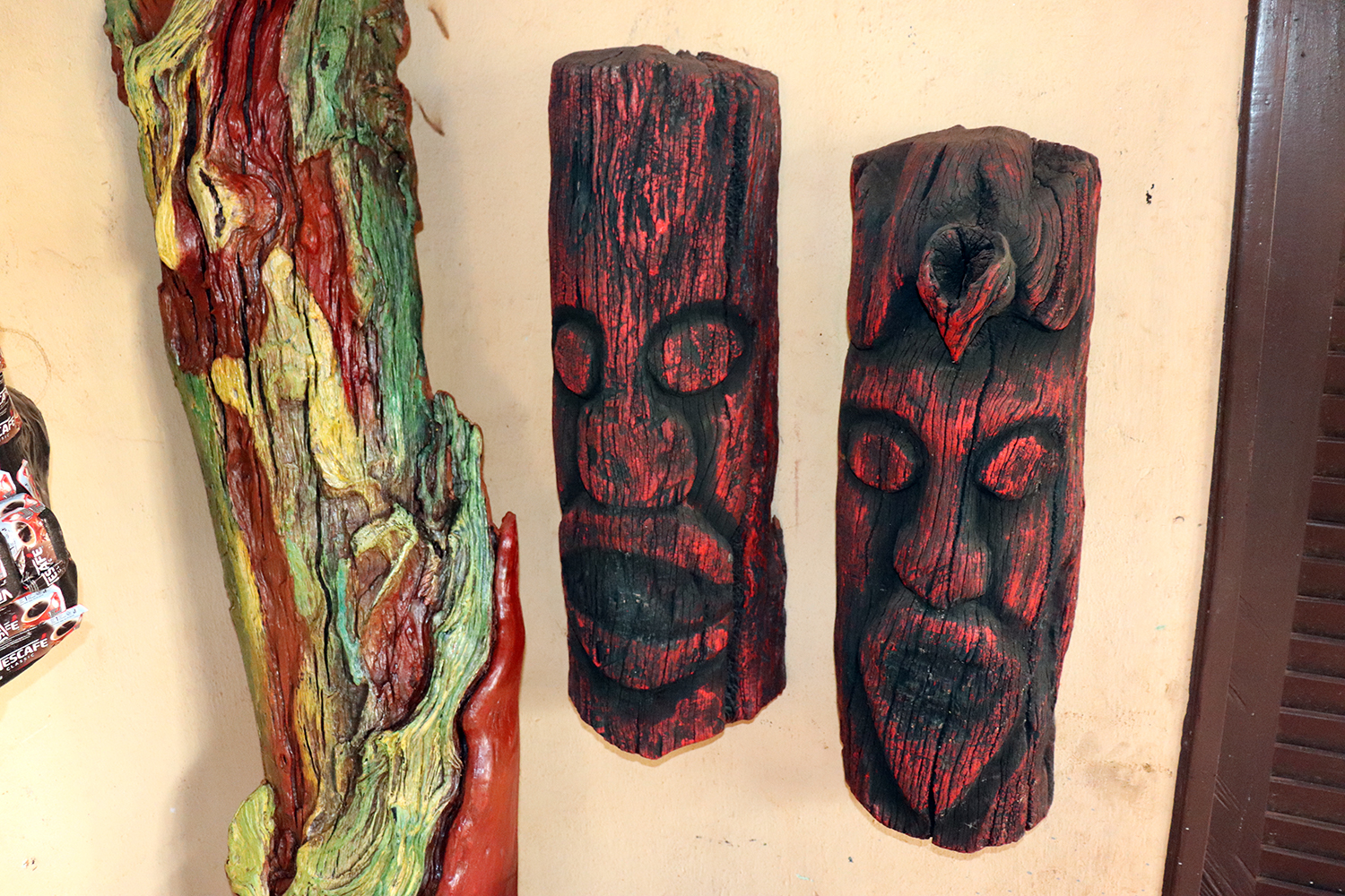 Julien DEGAN sculpte des masques sur des écorces d’arbre en s’inspirant des masques sacrés.  