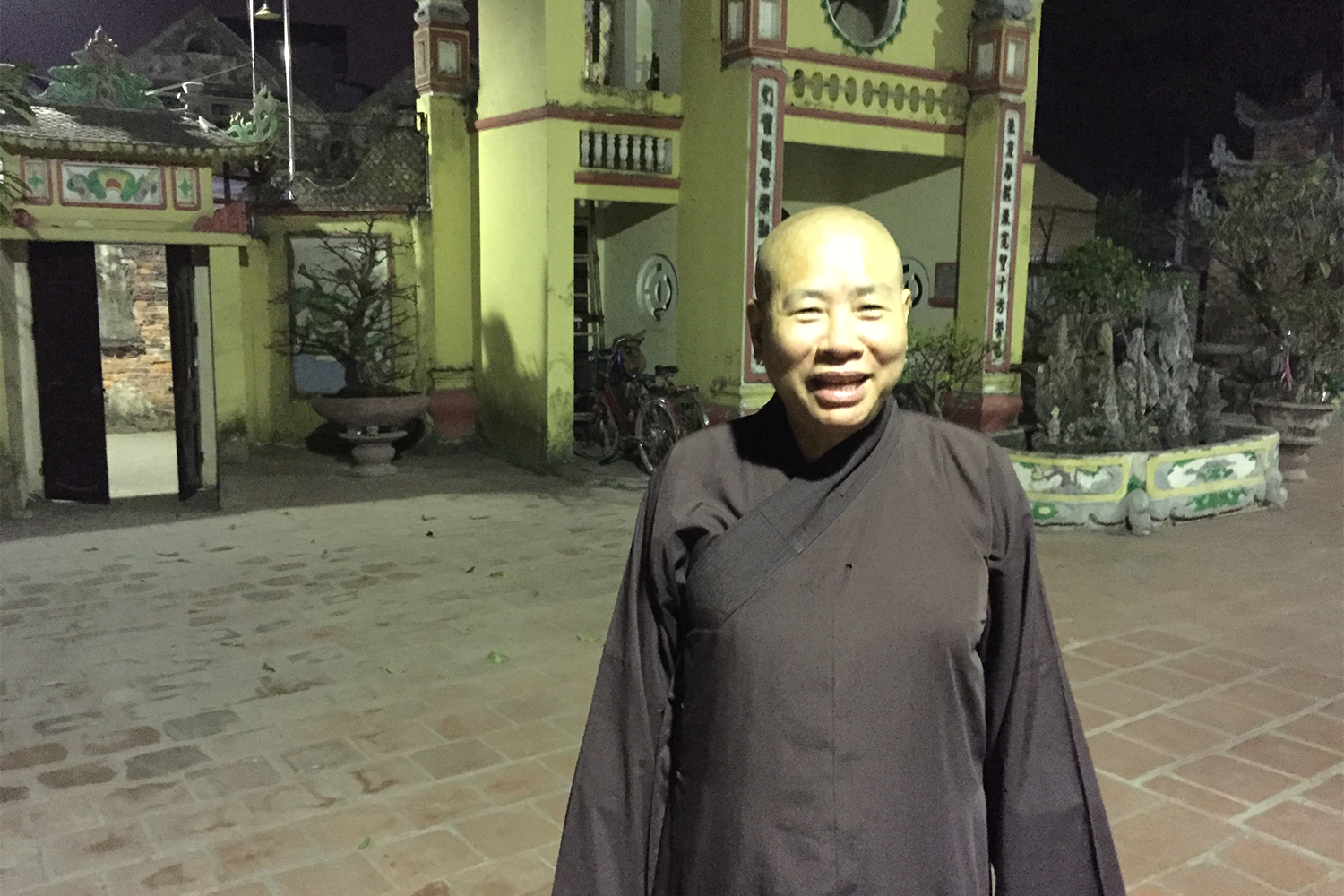 Il faisait nuit et l’éclairage n’était pas optimal pour prendre une photo. Mais la moine a insisté pour voir à quoi elle ressemblait sur la photo. 