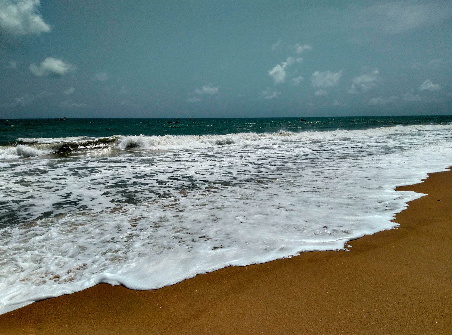 La force des marées et des vagues sur les côtes béninoises repoussent les gens qui se baignent pour le plaisir. 