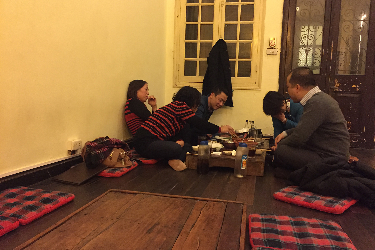 Nous avons dîné au Chim Sao. Les clients s’assoient par terre, sur des coussins, pieds nus ou en chaussette !