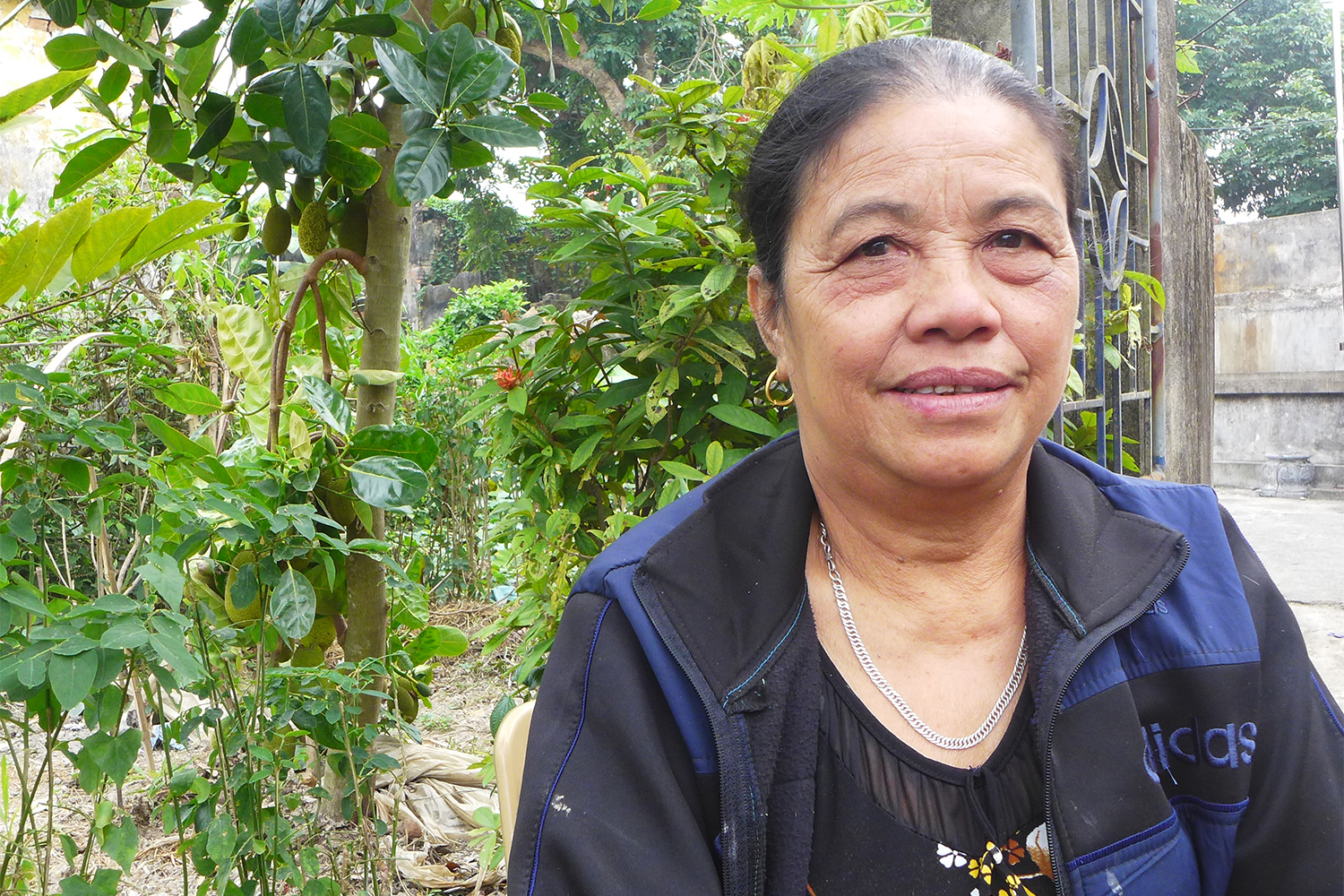 Vung, la tante de Hao, a 69 ans. Elle répond aux questions des globe-reporters sur le culte des ancêtres.