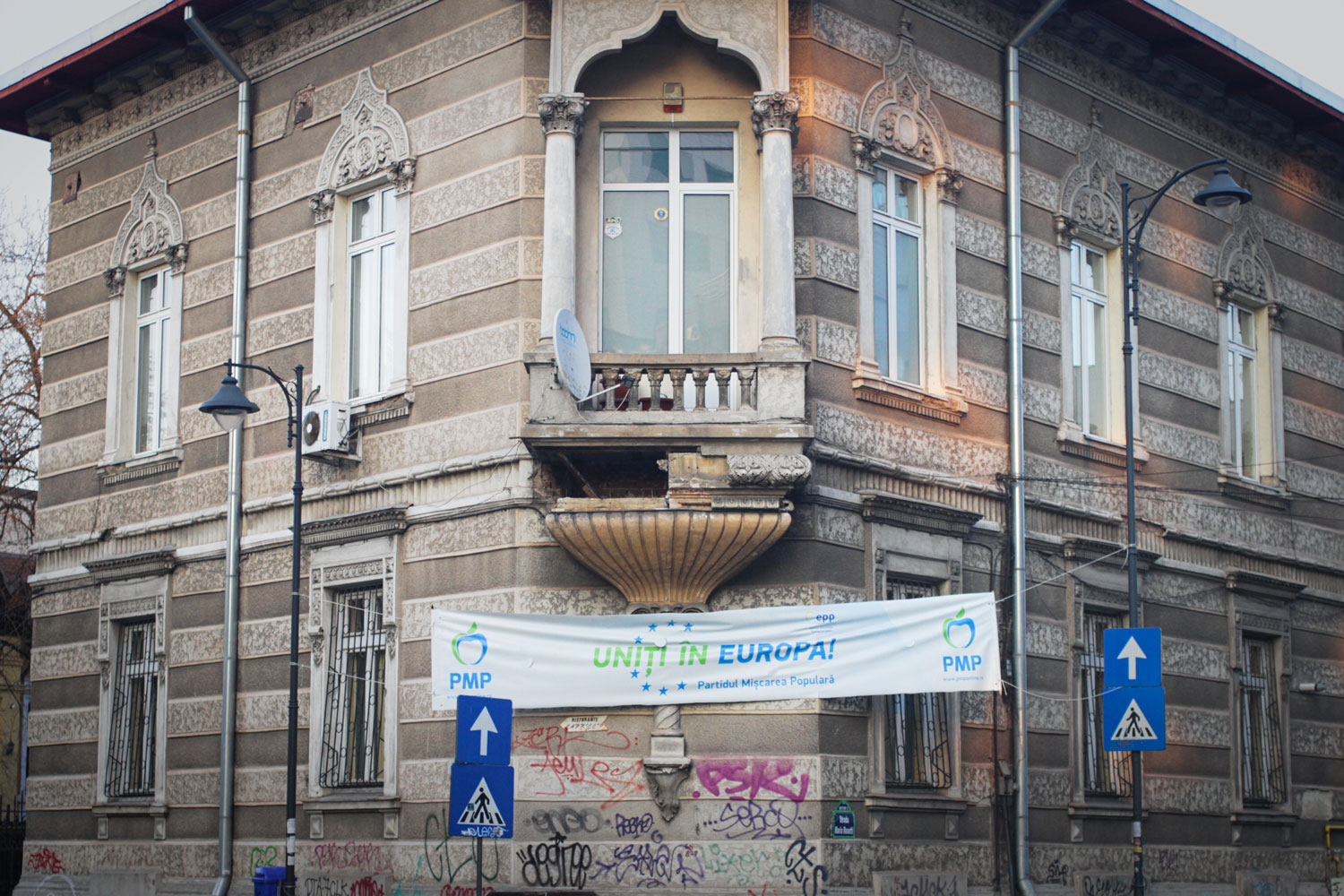 Maris 2019, les banderoles et affiches électorales fleurissent dans la capitale roumaine. Ici, une banderole : « Unis en Europe ».