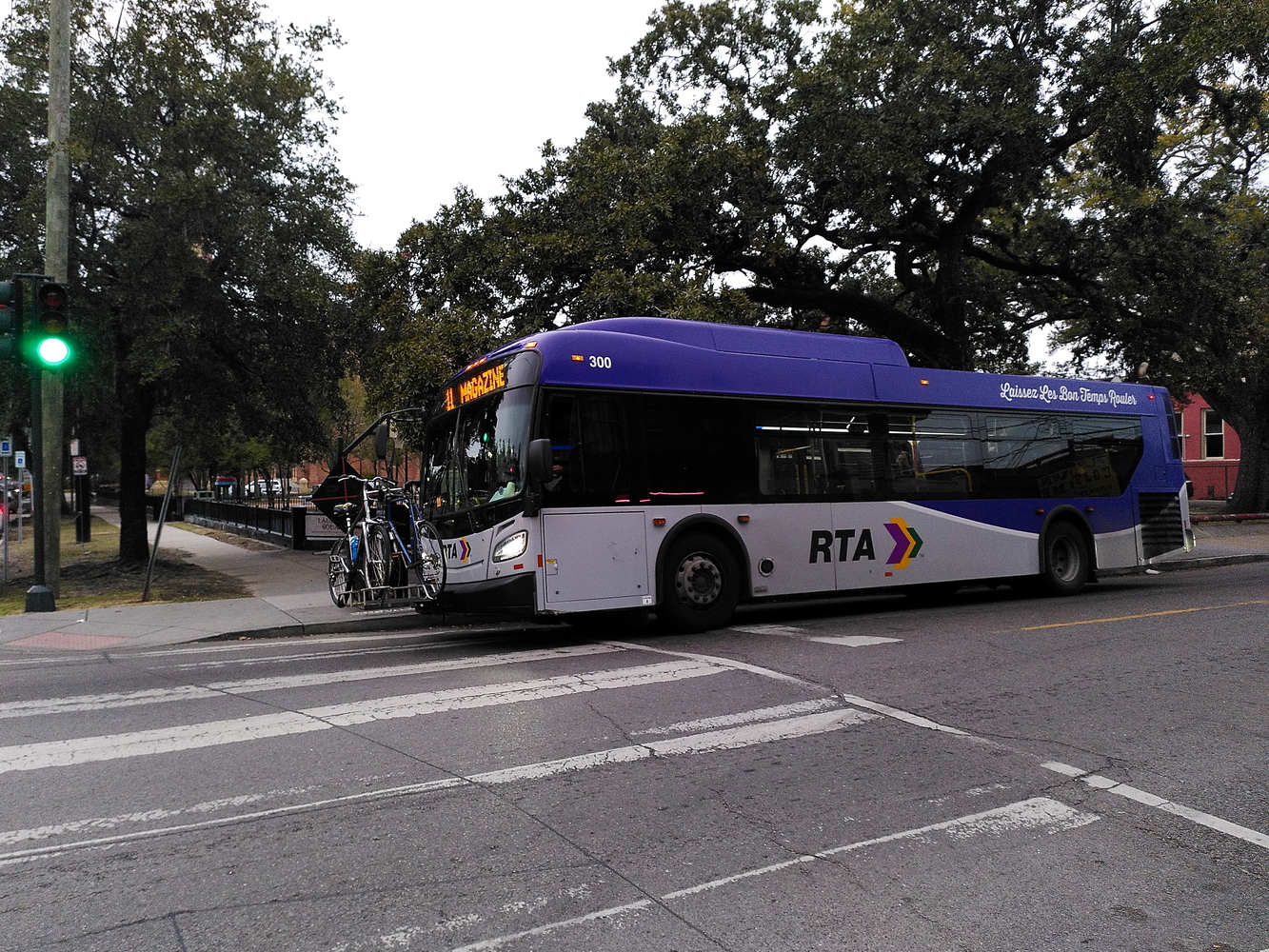 Un bus de La Nouvelle-Orléans. Les vélos peuvent s’accrocher à l’avant du bus © Globe Reporters
