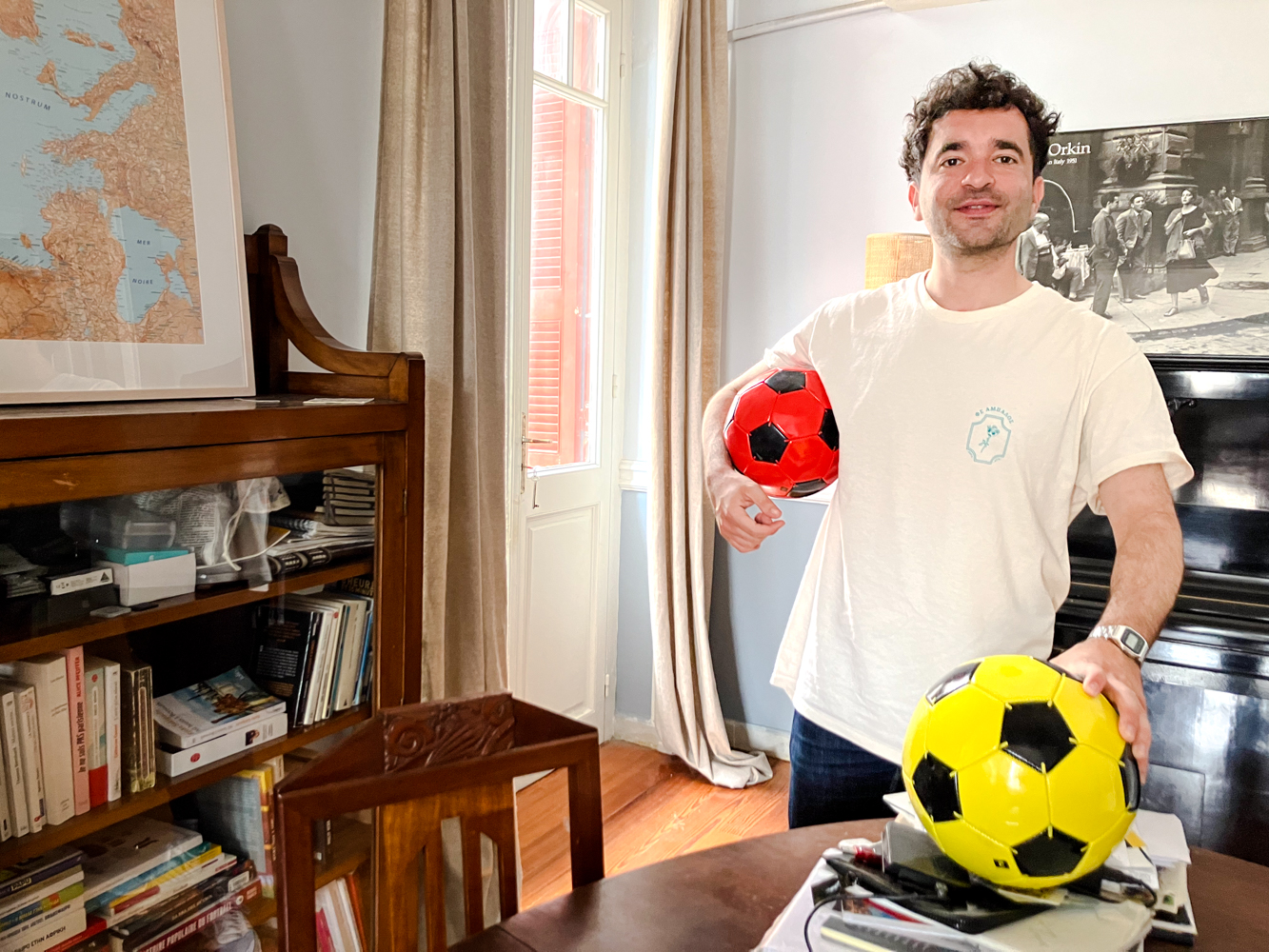 Alexandros KOTTIS, passionné de football franco-grec, chez lui, après l’interview © Globe Reporters