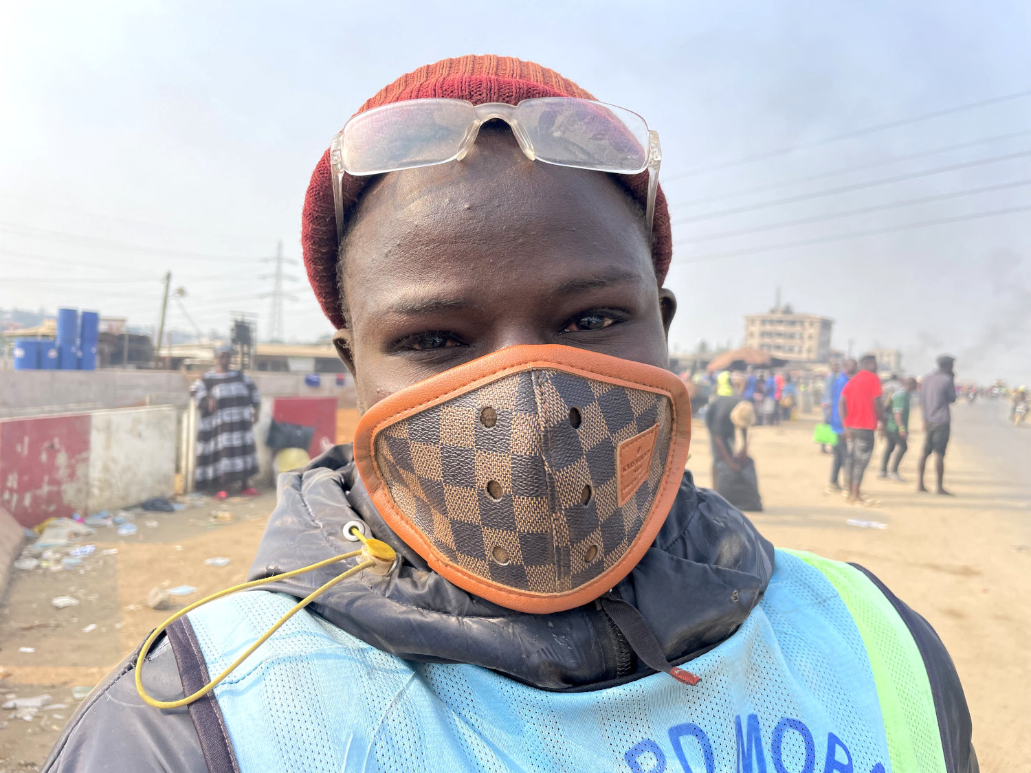 Amadou est certainement le meilleur pilote de moto-taxi de tout Douala © Globe Reporters